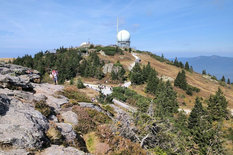 Die Radarkuppel verschandelt den Ausblick etwas